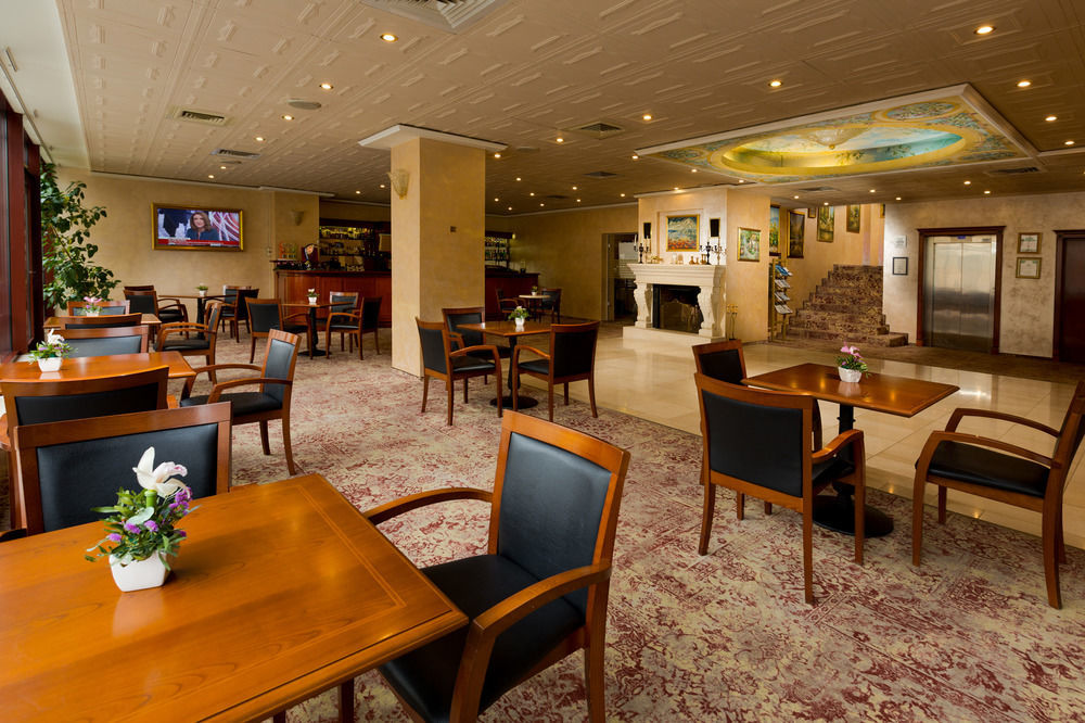 Opera Plaza 5*