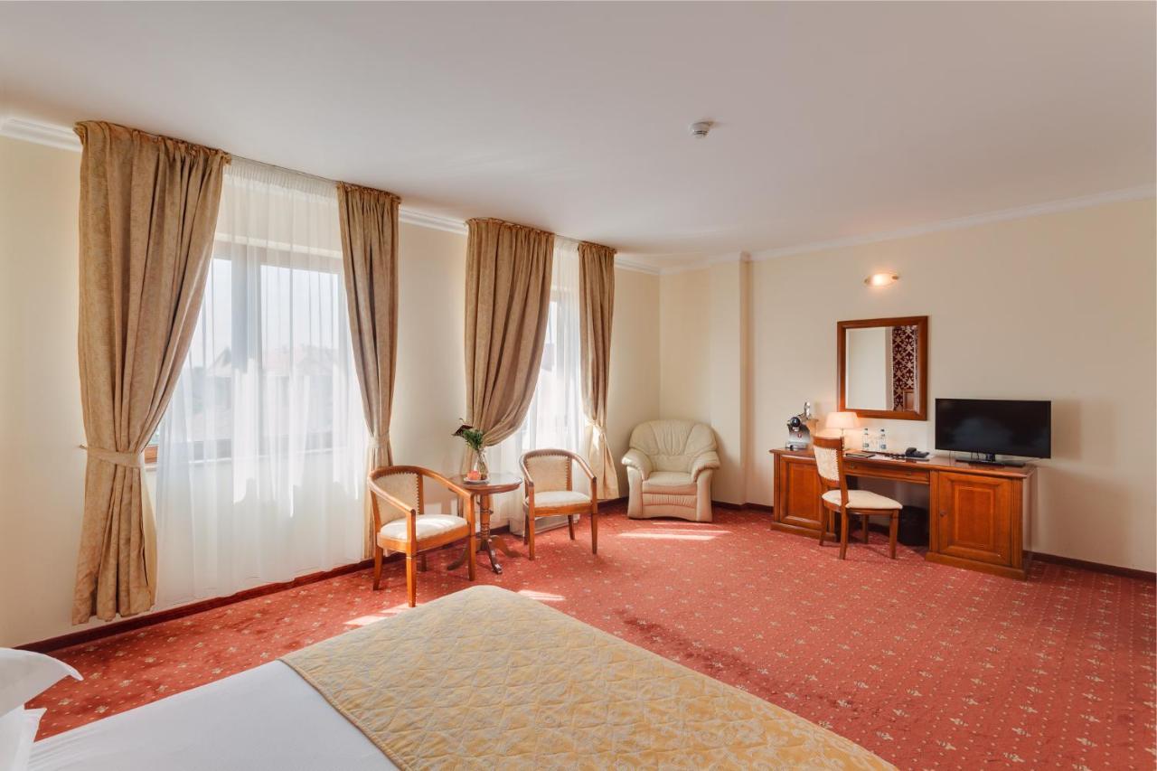 Opera Plaza 5*