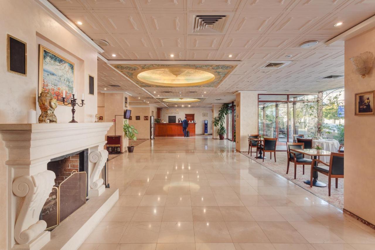 Opera Plaza 5*